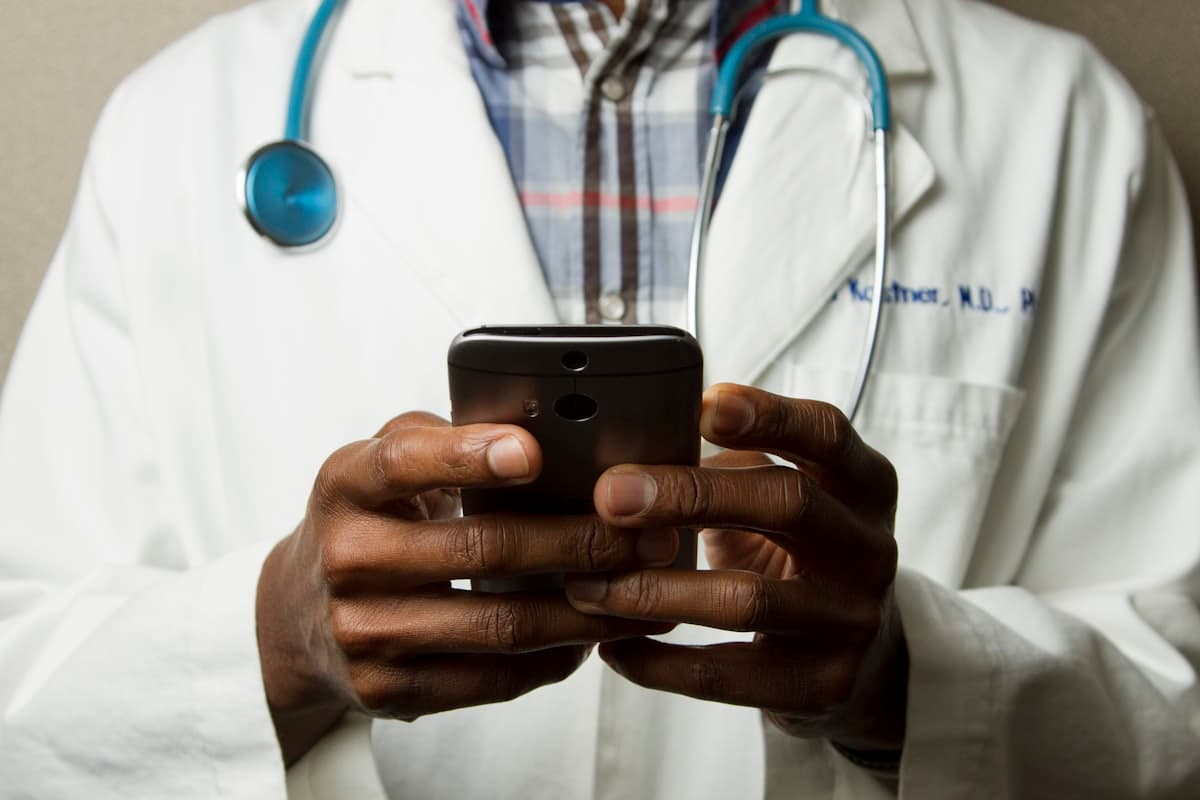 Médico atendiendo una consulta desde el teléfono